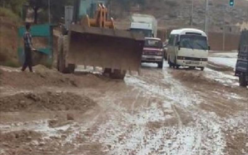إعادة فتح طريق أغلقته السيول في الأغوار الشمالية