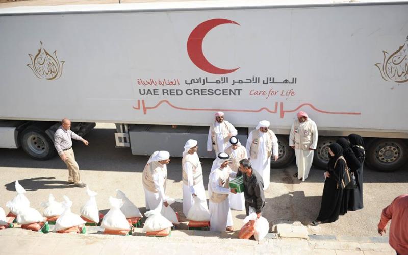 الهلال الأحمر الإماراتي يوزع كسوة الشتاء على اللاجئين السوريين بالاردن