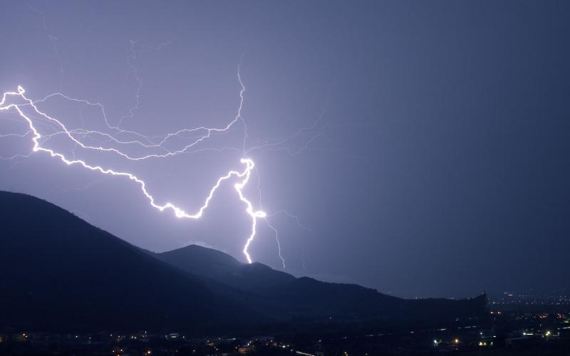 انخفاض درجات الحرارة وأمطار مصحوبة بالرعد 