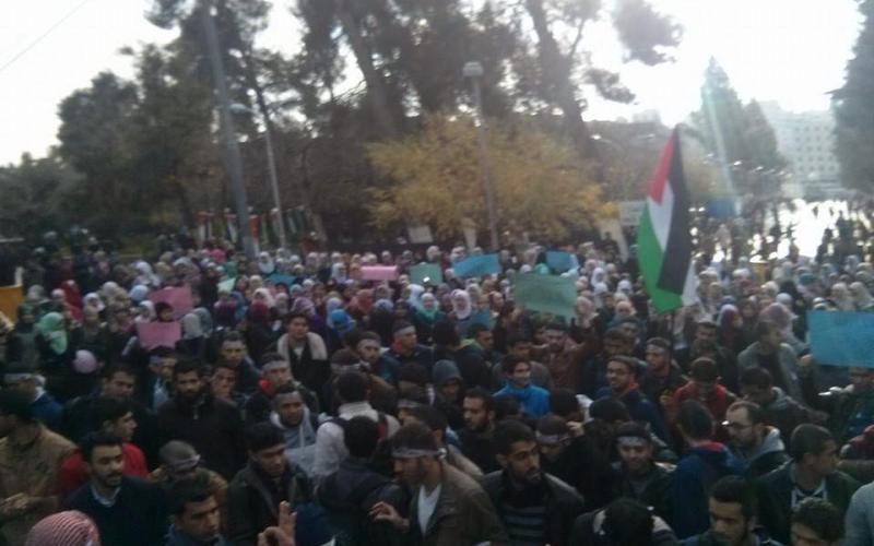 اعتصام في الجامعة الأردنية احتجاجاً على رفع الرسوم  - حملة ذبحتونا 