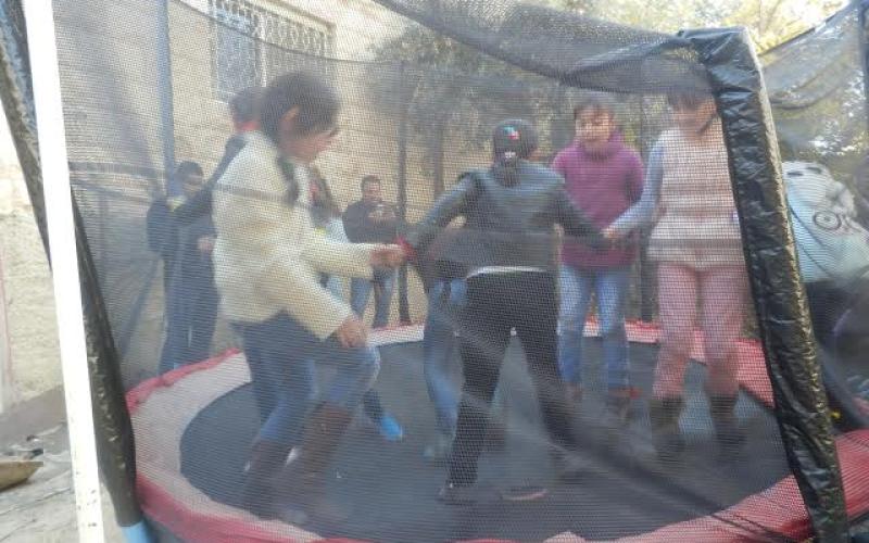 أطفال سوريون يلعبون في جمعية المستقبل الزاهر للصحة النفسية/ تصوير أغيد محمد 