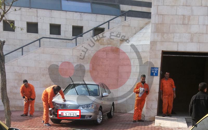 عمال وطن يغسلون مركبة حكومية والأمانة ترد 