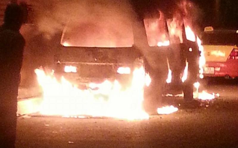 عويس: الداخلية تحقق بحادثة حرق سيارات بمخيم مأدبا