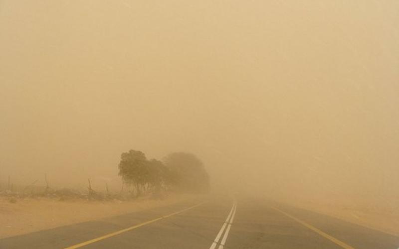 غبار كثيف يدفع الأمن لإغلاق طريق وادي عربة - البحر الميت