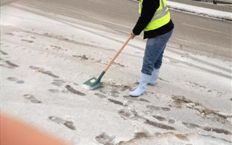 متطوعون من اتحاد الشباب الديمقراطي للمساعدة أثناء العاصفة