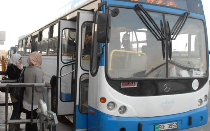 بعد نشر "هنا الزرقاء" لمعاناتهم.. تخصيص حافلة لطلبة الجامعة الهاشمية بالظليل