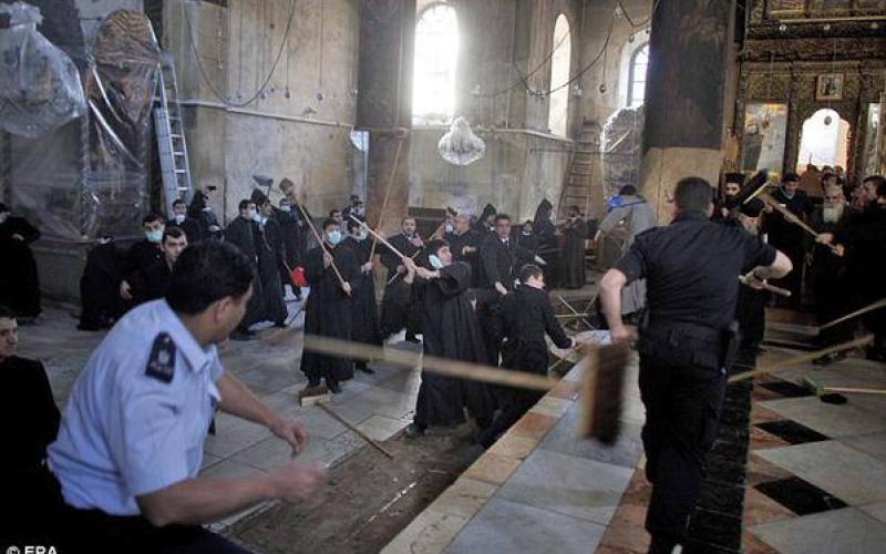 رهبان مسيحيون في فلسطين يتصدون لصهاينة حاولوا الدخول إلى كنيستهم