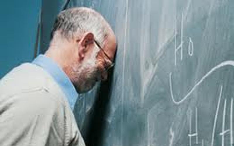 النقابة: طلاب يعتدون على معلّم بالهراوات