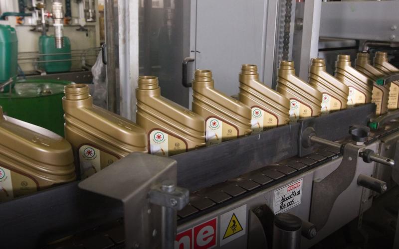 العلاوين: المصفاة تنتج الزيوت المعدنية المحلية بمواصفات عالمية