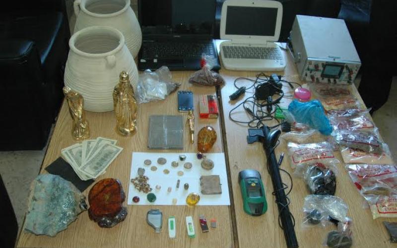 القبض على محتال يدعي استخراج الدفائن بالشعوذة