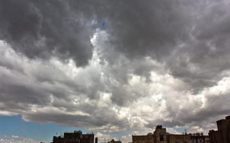 طقس غائم اليوم وغداً وارتفاع الحرارة الخميس