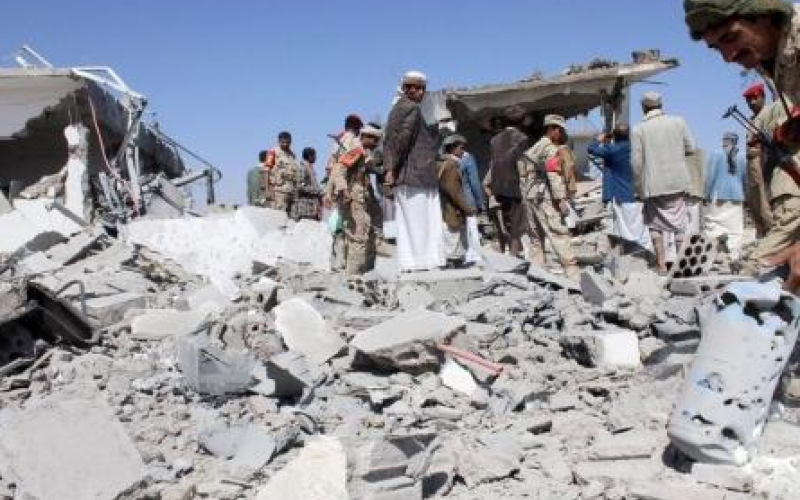 مقتل 40 شخصا في ضربة جوية على مخيم للنازحين باليمن
