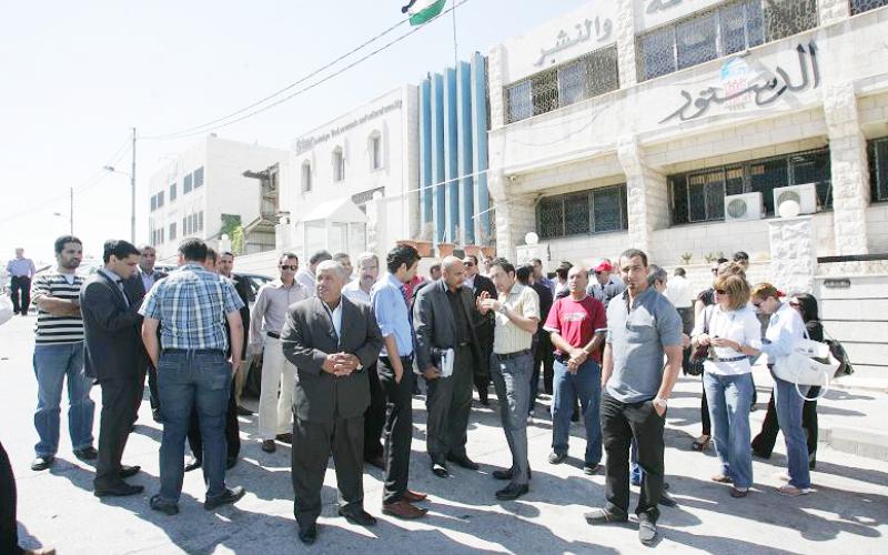 العاملون في الدستور يواصلون الاحتجاج رفضاً لـ"الهيكلة"