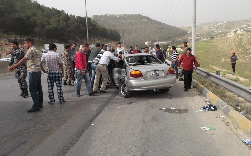 وفاة بحادث تصادم.. وإصابة 6 بتدهور باص