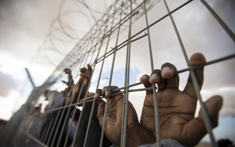 توتر بين الأسرى في سجون الاحتلال وإدارات السجون ووقفة احتجاجية في عمّان