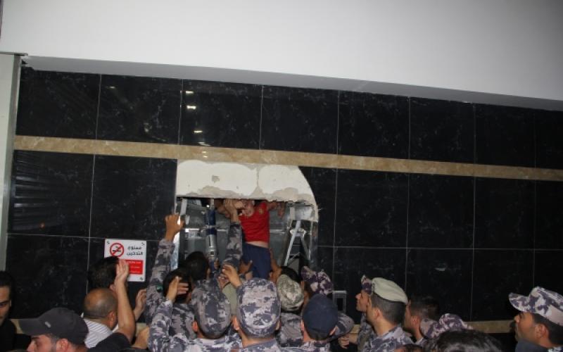 عمّان: إنقاذ 15 شخصاً علقوا في مصعد