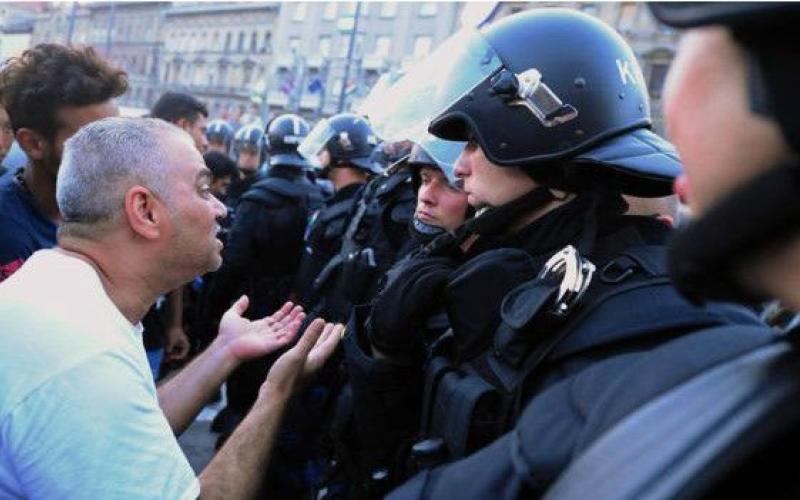 اشتباكات بين الشرطة ومهاجرين في العاصمة المجرية