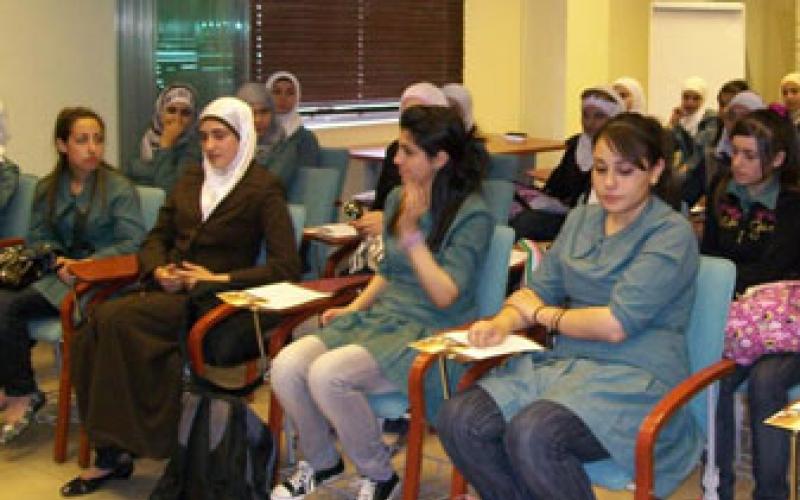 التعليمات المتضاربة للجلباب تربك الاهالي والطالبات