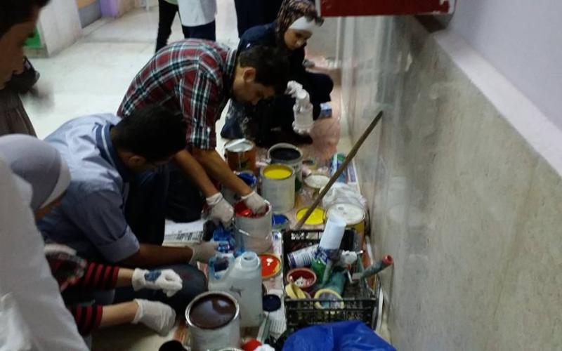 متطوعون يرسمون البسمة على الجدران والشفاه بمستشفى فيصل