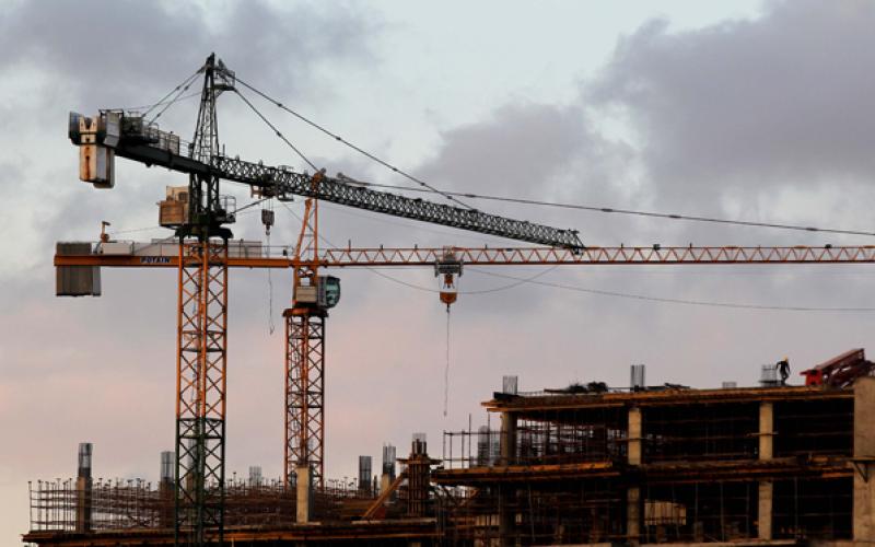 محافظ العاصمة يشكل لجنة لتقييم واقع الرافعات الانشائية