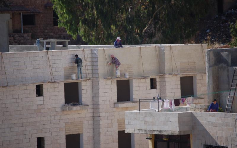 سقوط عاملين من"سقالة" بناء في عجلون