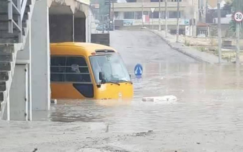 الدفاع المدني ينقذ 750 شخص حوصروا بمركباتهم