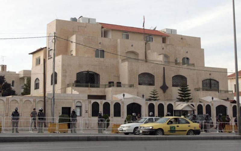حين يطول انتظار السوريين على باب سفارتهم في عمان