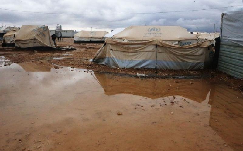 الشتاء.. زائر ثقيل لمخيمات السوريين العشوائية