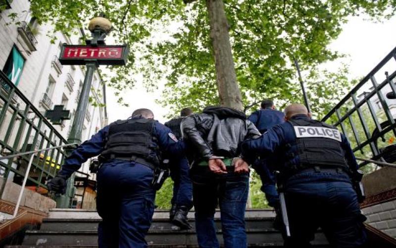 اعتقالات بمدن فرنسية.. وفالس: سنضرب الإرهاب بكل مكان