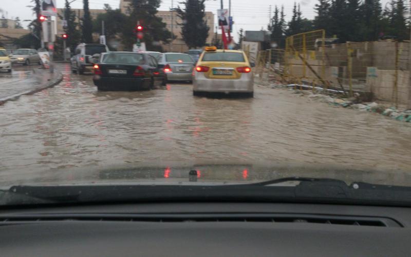 الامانة تتابع مناهل تصريف مياه الأمطار والعبارات واستمرار عملها خاصة في الانفاق  