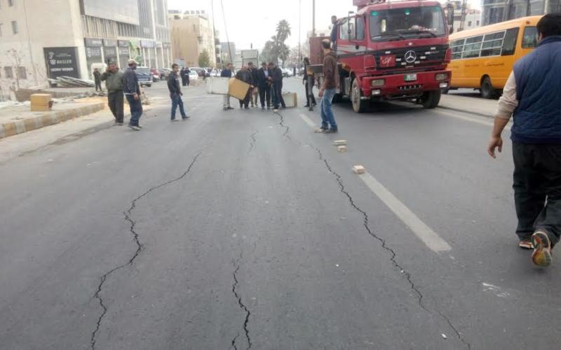 "المهندسين" و"الأمانة" تتبادلان الاتهام بتشققات شارع "عبدالله غوشة"
