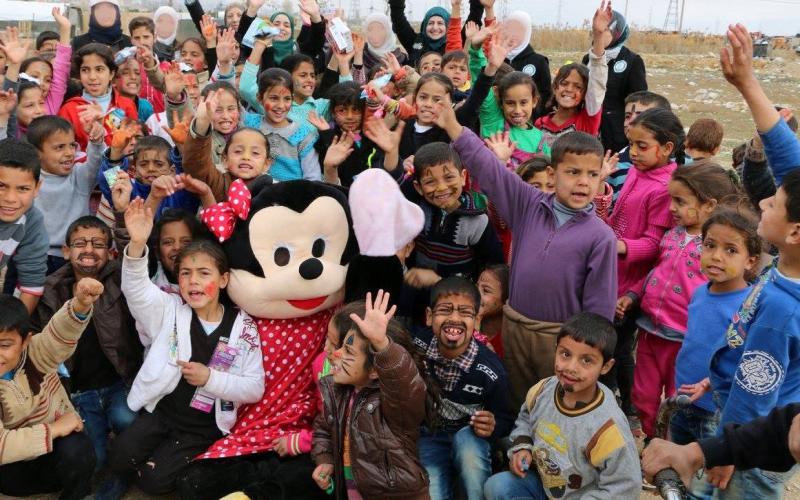 محاولات لرسم الابتسامة على وجوه الأطفال السوريين