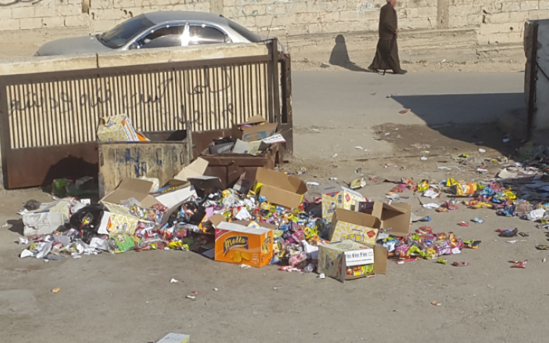 تراكم النفايات امام مدرسة رابعة لنقص الحاويات وتاخر البلدية بتفريغها