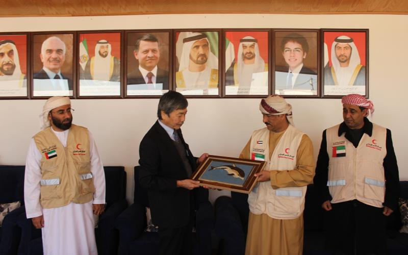 السفير الياباني والقنصل الإماراتي يزوران مخيم مريجب الفهود