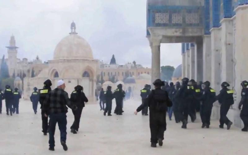 مستوطنون ورجال مخابرات يقتحمون الأقصى