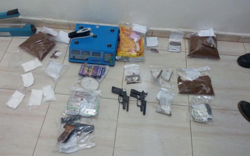 القبض على 13 متهماً بتجارة مخدرات