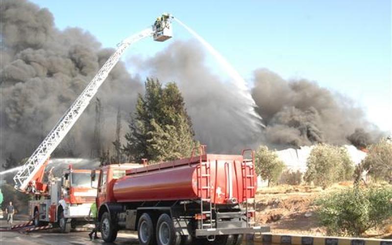 حريق بمزرعة أشجار زيتون في الزرقاء