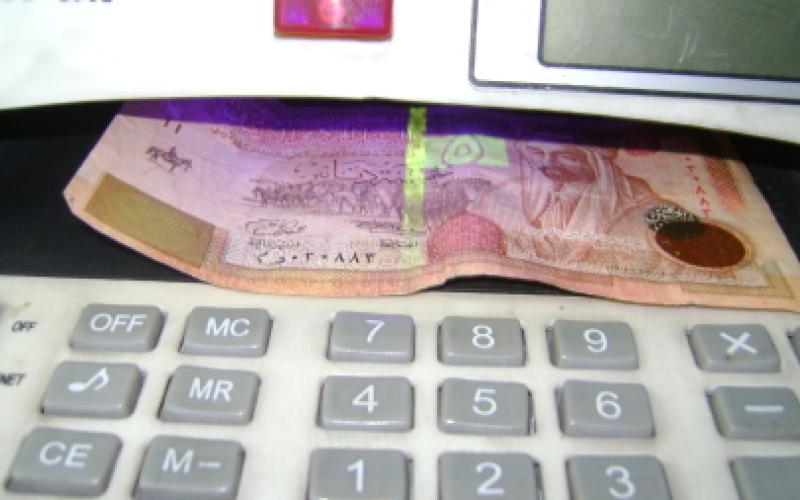 ضبط 3 أشخاص بتهم تزييف عملة في الشمال