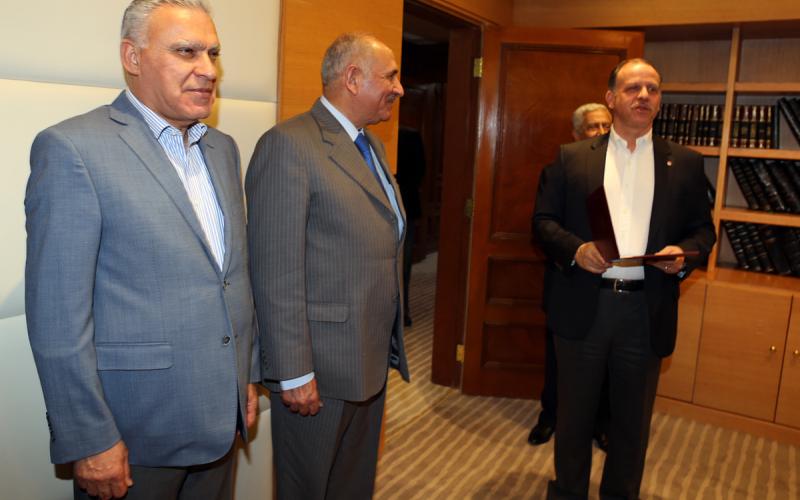 الملك يغادر إلى أبو ظبي