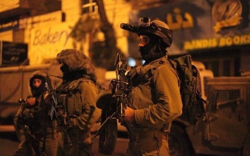 الاحتلال يعتقل 17 فلسطينيا بينهم عضو مجلس تشريعي