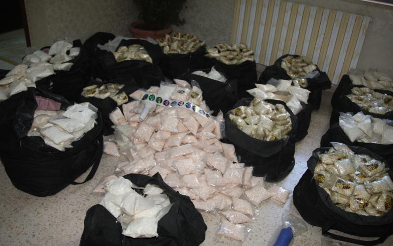 القبض على 3 بتهمة ترويج مخدرات