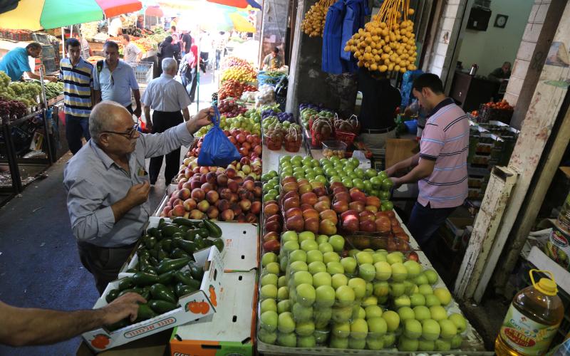 استقرار معظم أصناف الخضار والفواكه بالسوق المركزي