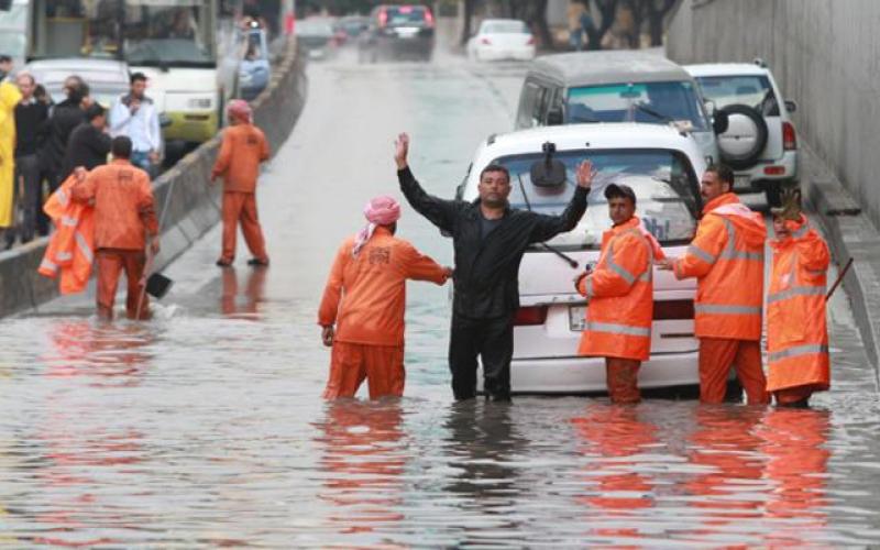 الدفاع المدني يتعامل مع حوادث دهم مياه