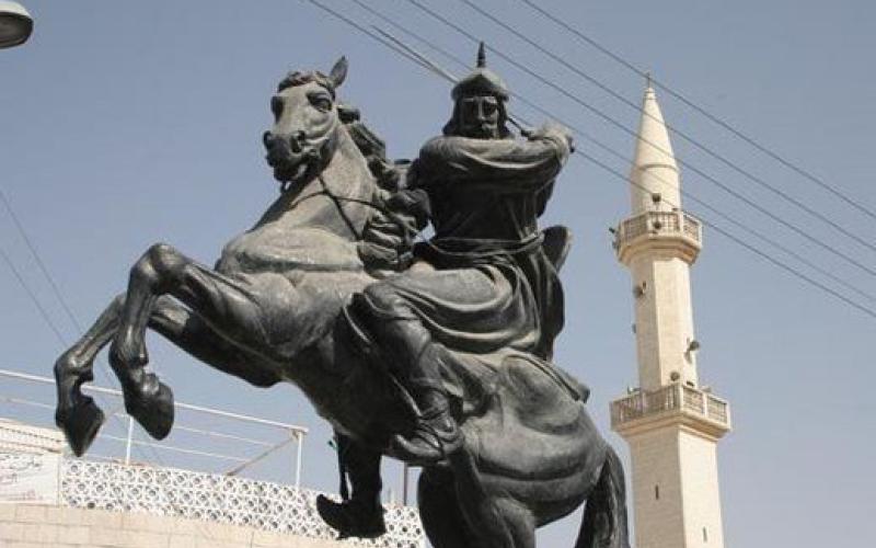 نقل تمثال صلاح الدين الايوبي الى ساحة الشهداء بقلعة الكرك