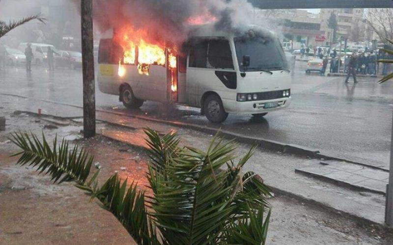 سائق يحرق حافلته احتجاجا على مخالفة سير