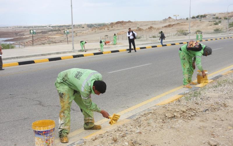 حملة نظافة على طريق البحر الميت استعدادا للقمة