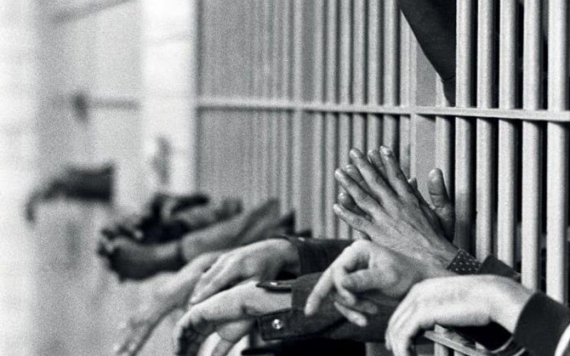 تقرير: انتهاكات وتجاوزات على حقوق المحتجزين مؤقتا