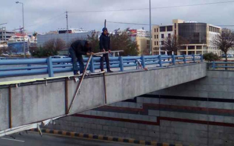 الامانة تواصل إزالة اللوحات الاعلانية المخالفة