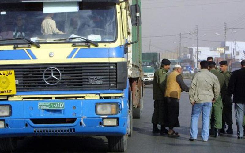 زيادة أعباء قطاع الشاحنات بسبب الرسوم المصرية