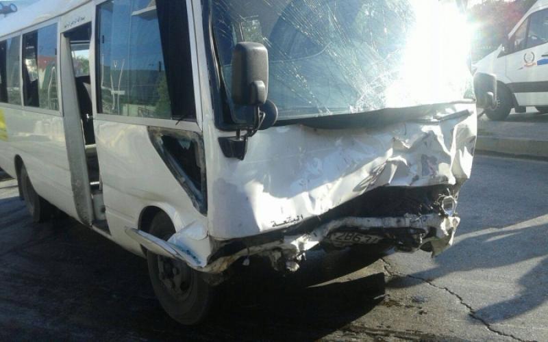 12 إصابة بحادث تصادم على طريق اربد عمان